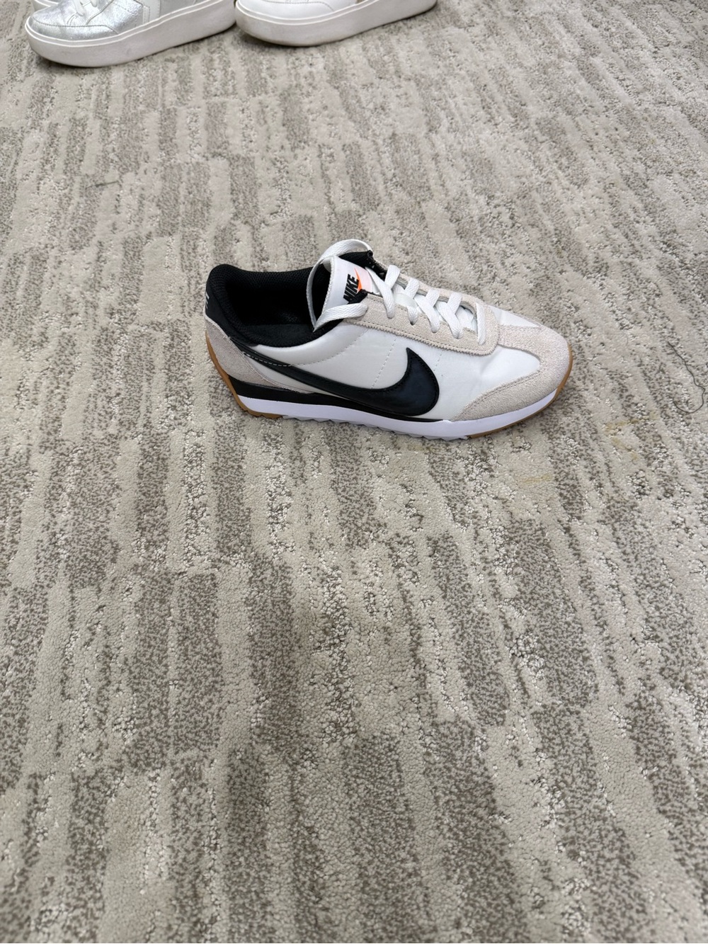 Nike Women's Retro Runner - White/Black/Cream